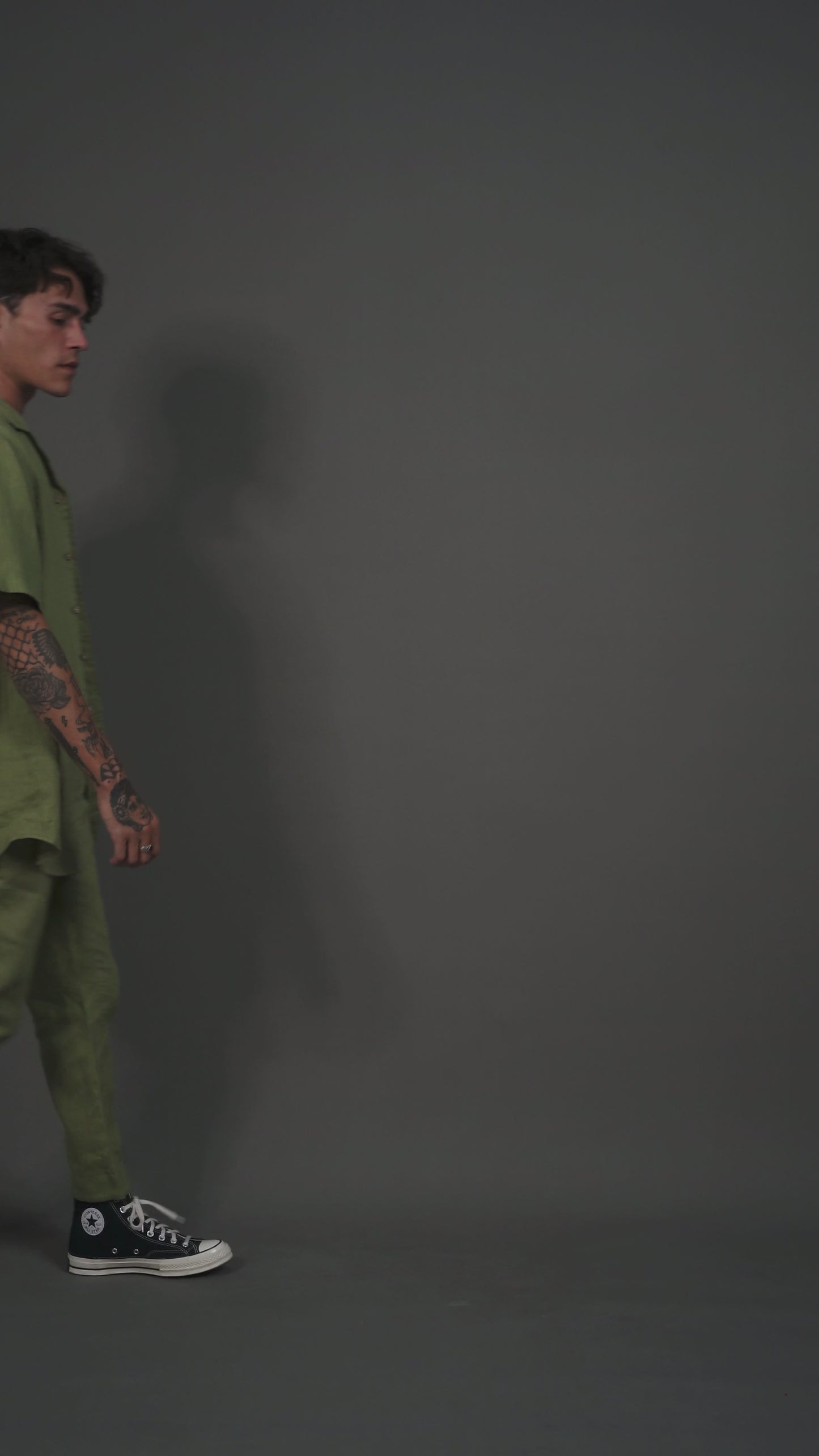 Load and play video in Gallery viewer, Waiheke Linen Pant - Olive
